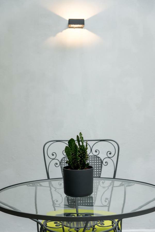 Central Cozy Studio With A Secret Garden Athens Ngoại thất bức ảnh